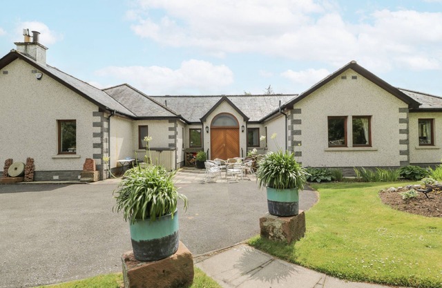 TORVIEW HOUSE, pet friendly, with open fire in Peebles