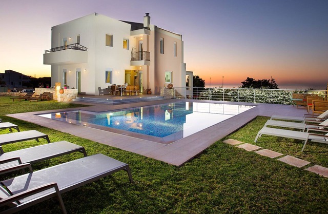 Total privacidad, piscina y gran jardín, bañera de hidromasaje. ¡Localizado al lado de la ciudad de Rethymno!