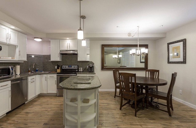 CONDO RECIENTEMENTE REMODELADO EN EL ÁREA DE BILTMORE. BUENA UBICACIÓN.