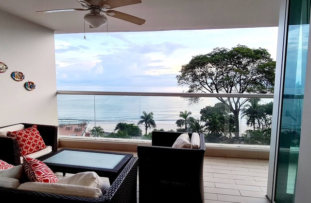 Entorno de lujo y comodidades a precios increíbles justo enfrente de la playa