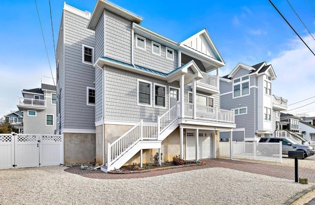 TOTALLY RENOVATED 6 BEDROOM HOME NEXTDOOR TO PICKLEBALL COURTS!!!!