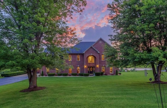 Totally secluded!Pool, Lake!Close to Keeneland,Ky Horsepark, Ark, Ky Derby