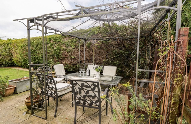 TOTTS HOUSE, pet friendly, with open fire in Colerne