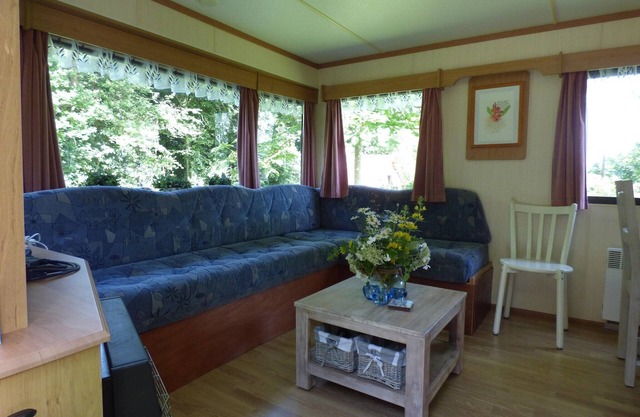 Casa móvil en bosque con jardín, cerca del Tour