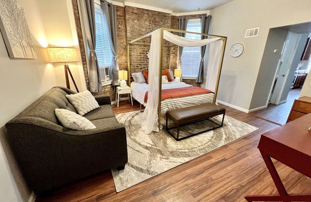 Tower Grove Studio 4 Miles Downtown with Fenced Yard Washer/Dryer Pet Friendly