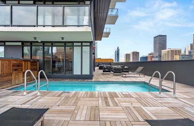 Tower Views w AC, Dining, Private Patio