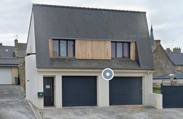 Town center house ideally located near shops and beaches