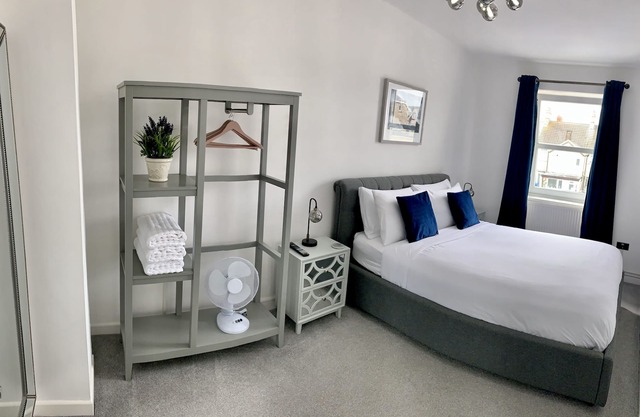 Town Centre, Very Close to Sea & Restaurants. X2 King Size Beds