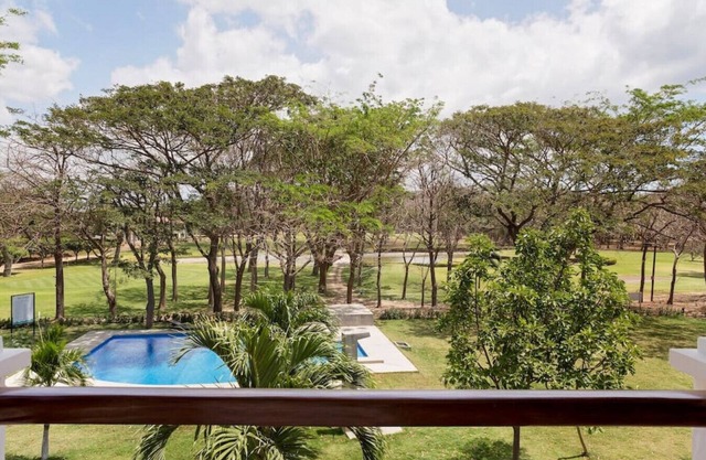 Town House 9: Confort y vistas al campo de golf.