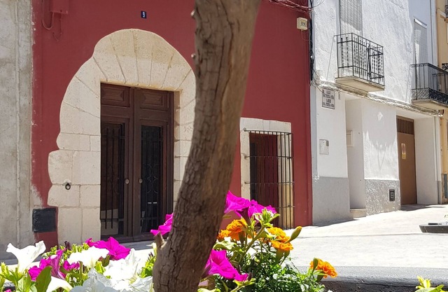 Casa de pueblo, con tres apartamentos y zona común de spa, solarium y terraza.
