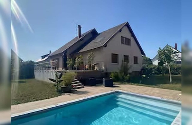 Town house with pool for 6 people