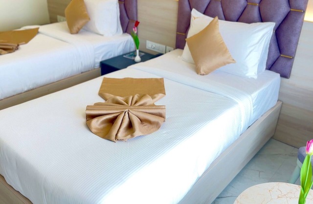 TOWN SQUARE SUITES