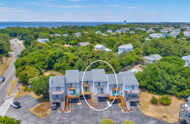 Townhome 1 block from the beach & near town with decks, shared pool/tennis