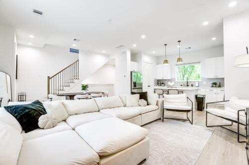 Townhome 2 Mi to Hermann Park, Zoo and Museums!