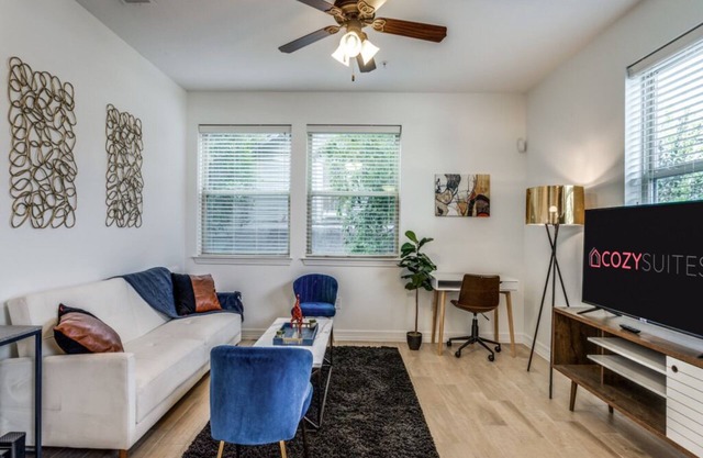 Townhome 3BR Next to UT with Garage 4378