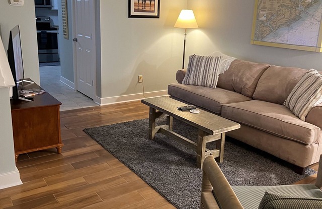 Townhome 4 miles to Downtown Charleston