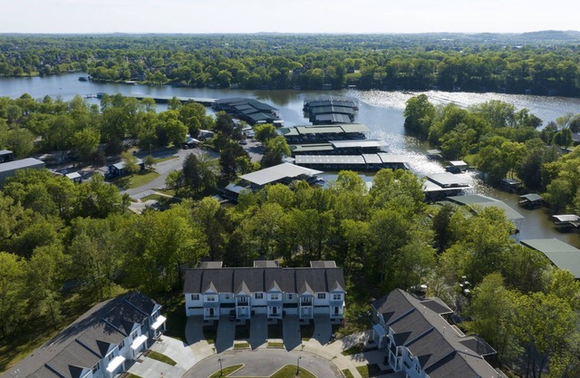 Townhome next to Old Hickory Lake and Gallatin Marina! 30 mins from Nashville!