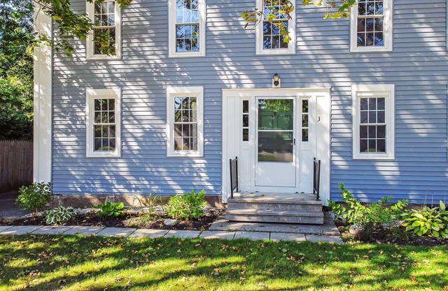 Townhome offering sunlit living spaces, just mins from Maine St, Brunswick.