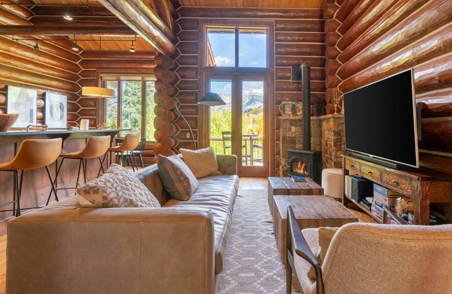 Townhome on the Creek 135 by Avantstay Ski In/ Ski Out Home w/ Hot Tub