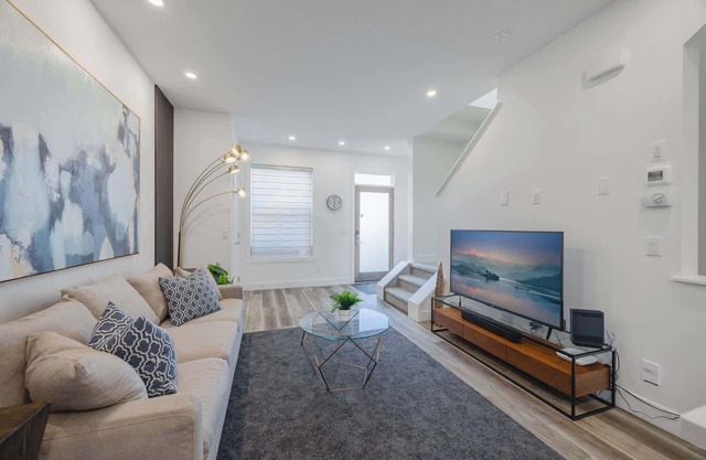 Townhome w/ Free Parking, King Bed & Pet Friendly