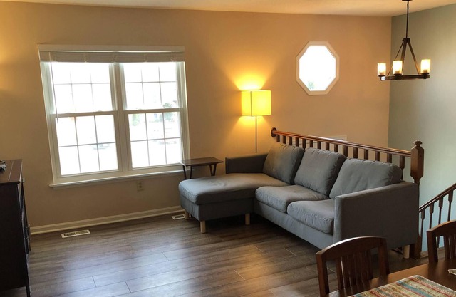 Townhome walking distance to downtown. Furnished for longer stays.