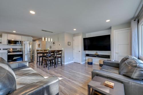 Townhome with 2 Living Areas Walk to Lambeau Field