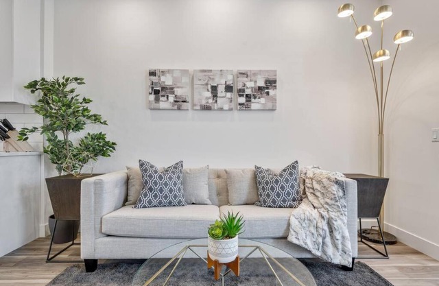 Townhome with Free Parking, Near Downtown