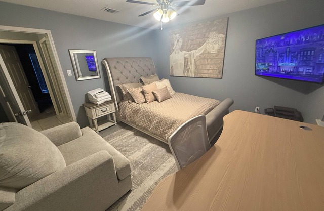 Townhome with Gym 4 miles IAH