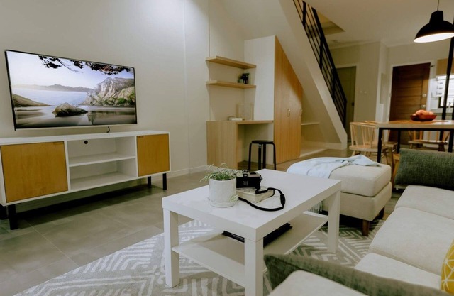 Townhouse / Apartment in Angeles city near Clark with AC, Wifi, and Netflix.