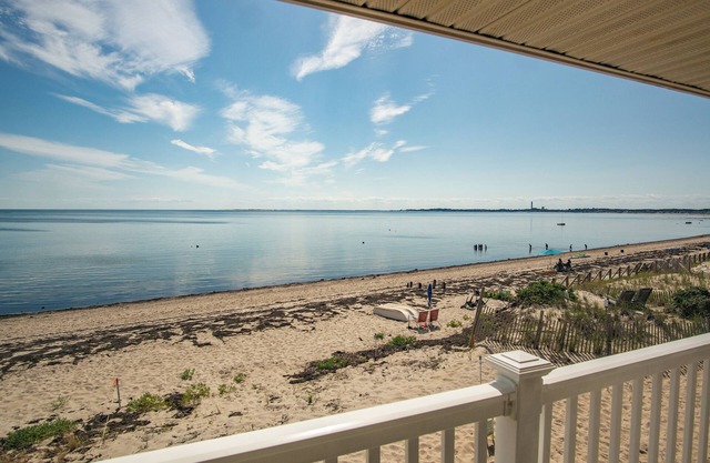 Townhouse Beach Front Living - 2BD 3BA - Central AC - Linen Towels provided