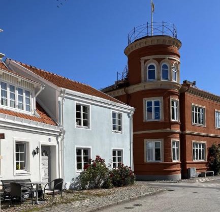 Townhouse by marina, beach & theatre