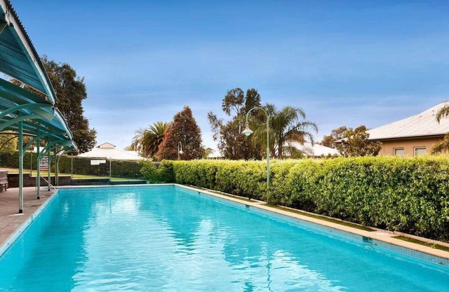 Townhouse In An Exclusive Estate with Pool, Tennis Courts & Gym