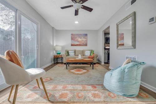 Townhouse in ATL Suburbs,Backyard & Parking!
