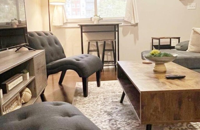 Townhouse in Uptown King Bed-Wi-Fi-Pool- Full Kitchen- Washer & Dryer
