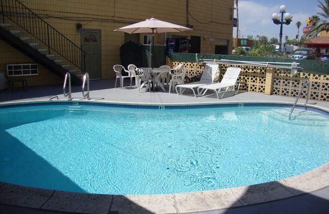 Townhouse Inn & Suites