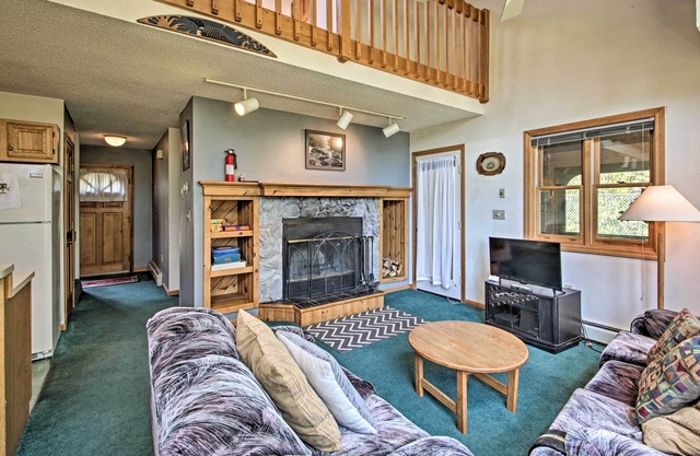Townhouse on 18-Hole Golf Course with Pool!