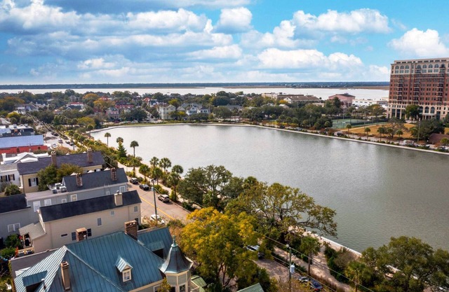 Distrito histórico de Charleston en el lago Colonial, cerca de la batería