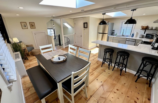 Townhouse Style 2 Bed/ 1.5 Bath/Apartment (Sleeps 6) w/ Parking in Downtown Newport
