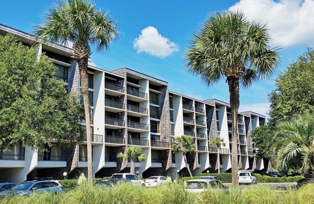 Townhouse Style Condo, Beach Access Across Road, Pool, Grilling Area, Elevator