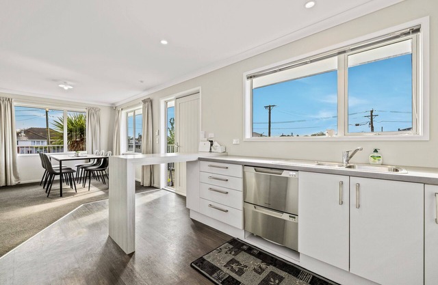 TOWNHOUSE TRANQUILLITY - CHRISTCHURCH HOLIDAY HOME in Christchurch