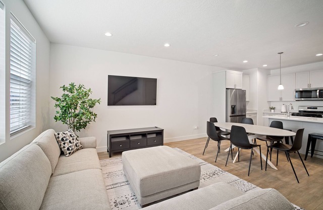 Townhouse w views + 2 car garage + washer + dryer