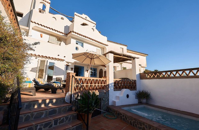 Casa adosada con piscina privada y vistas al mar, la roca de Gibraltar y Marruecos