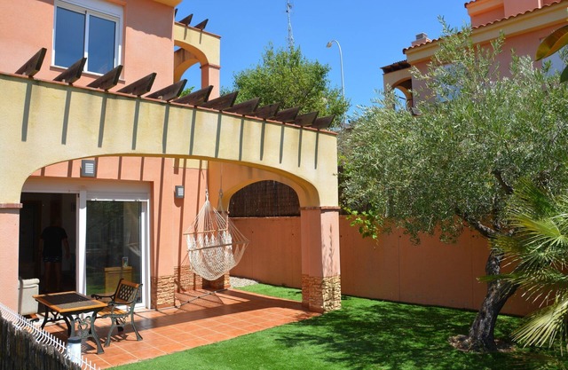 Casa adosada con jardín privado y piscina comunitaria en el Casalot, Miami Playa