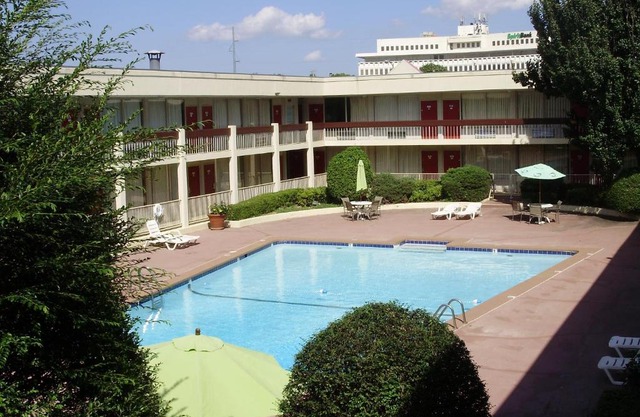 Trade Winds Central Inn