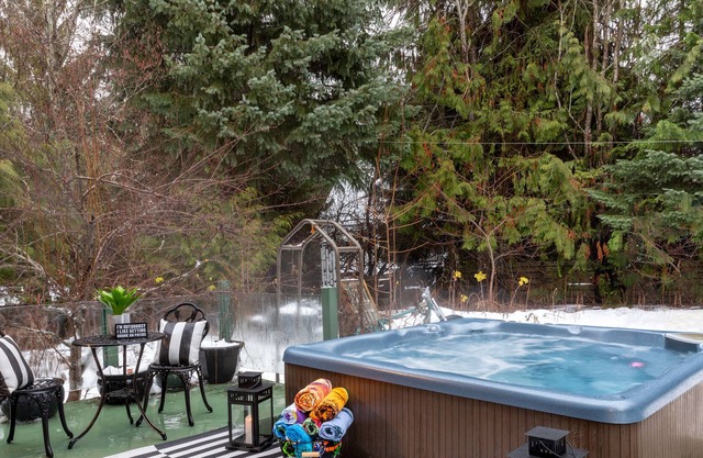 Traditional 4-Bedroom Chalet with Hot Tub