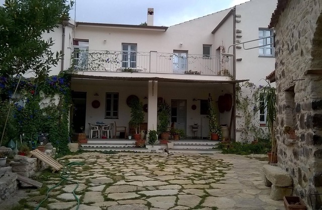 Casa tradicional y acogedora con jardín y patio interior en el centro histórico.