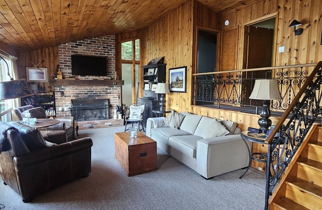 Traditional and Quaint Lake Front Cottage on Lake Rosseau.