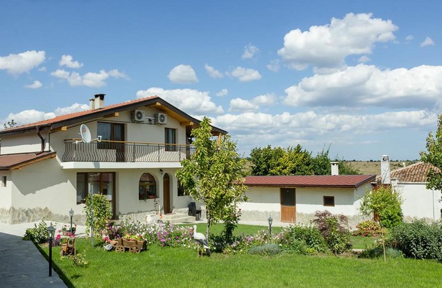 Traditional Bulgarian House + Pool, Sauna and Garden