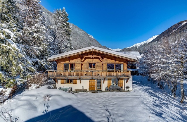 Chalet Capricorne es un lujoso chalet contemporáneo con instalaciones de spa.