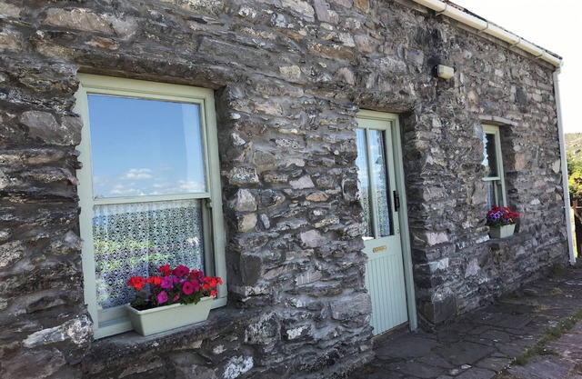 Traditional cosy stone cottage with sea views